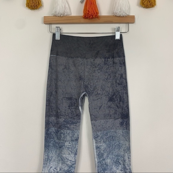 Lululemon Ebb To Train Tight Luna White Black Wash Leggings Size 2 - Picture 3 of 12